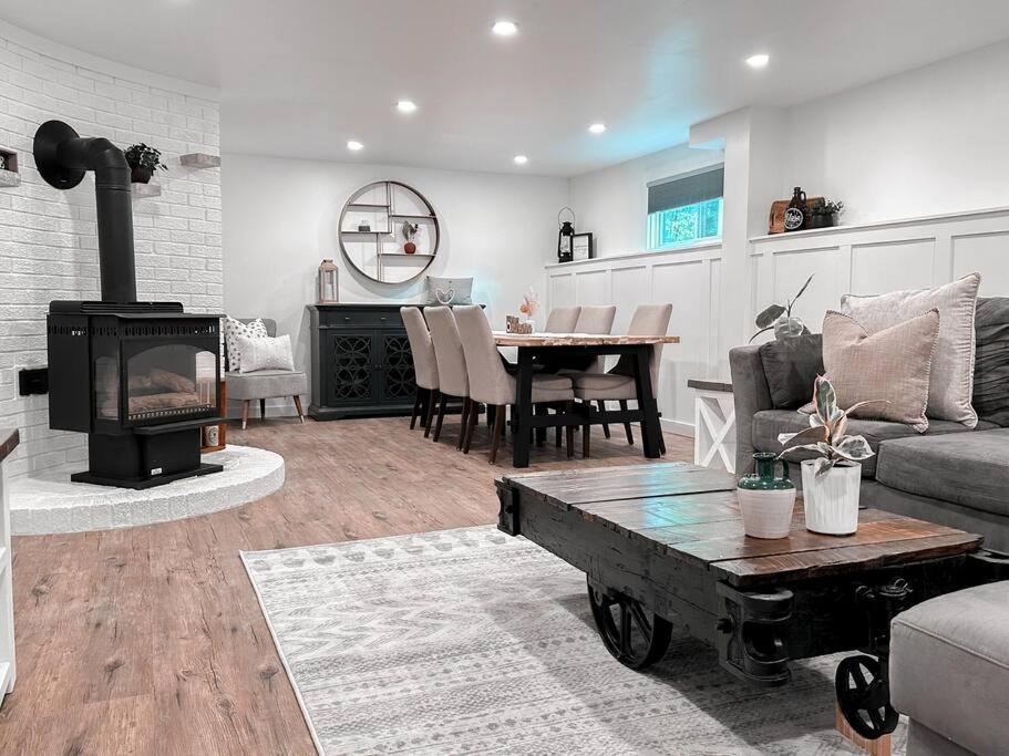 The Victoria Suite In Elora- King Bed 외부 사진