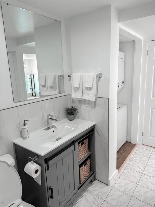 The Victoria Suite In Elora- King Bed 외부 사진